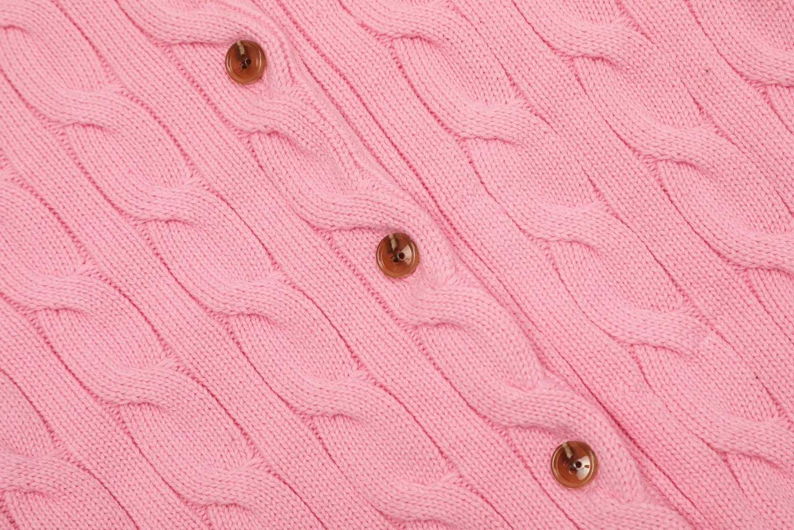 🅿️230 "Top quality" Style number: DS006# [Ralph Lauren round neck solid color pony embroidered logo twist knitted cardigan] ✅Ralph Lauren classic basic versatile knitted cardigan jacket for all seasons ✅Main supplier platform live broadcast Wholesale entity Replacement if out of stock No removal from shelves ✅ZP quality 1:1 version Scan code to enter the GF website Counter quality ✅Detailed quality The only one in Guangzhou Imported quality cotton yarn Focusing on high-end, cost-effective, and good quality. Needless to say, the version is restored to the original version. The maximum size can be worn up to 160 pounds. Loose, comfortable and stress-free. ✅The upper body is simple and easy to match. A must-have for goddess ootd. Good-looking clothes are never picky. A must-have in the goddess’ wardrobe. Size: S-XL. Color: Black, navy, off-white, gray, light blue, light pink, colorful blue, khaki, bright yellow, purple, Chinese red, turquoise green.